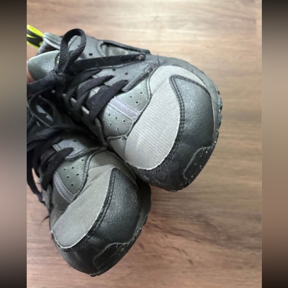 NIKE Black/Gray Huarache sneakers kids size 7y - Picture 2 of 5